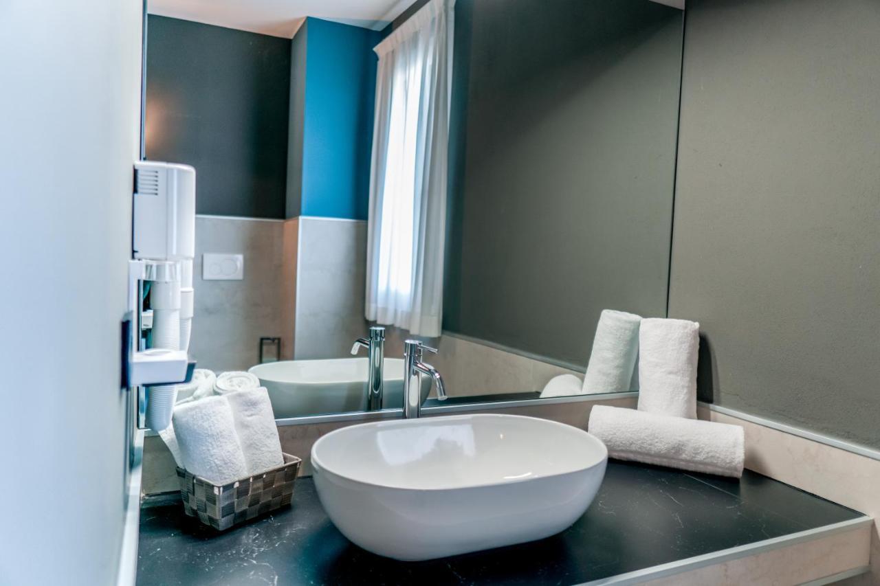 K Modern Hotel Peschiera del Garda Buitenkant foto